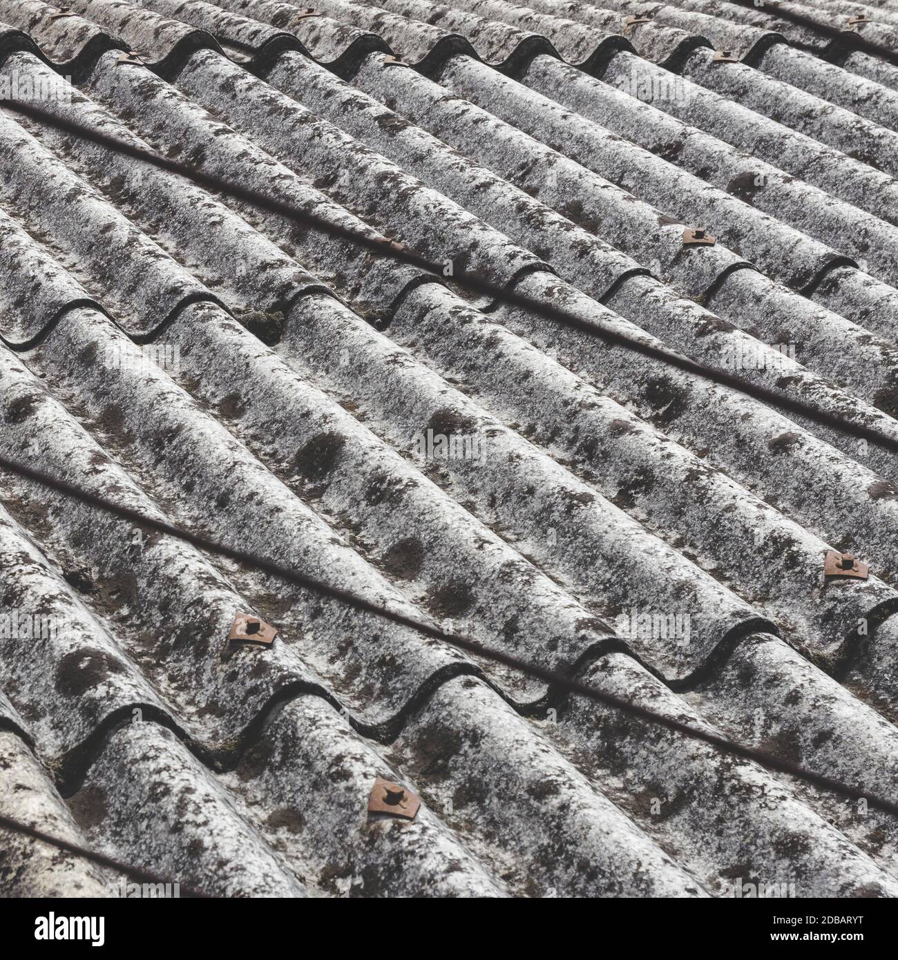Eternit old roof asbestos roofing fotografías e imágenes de alta resolución  - Alamy