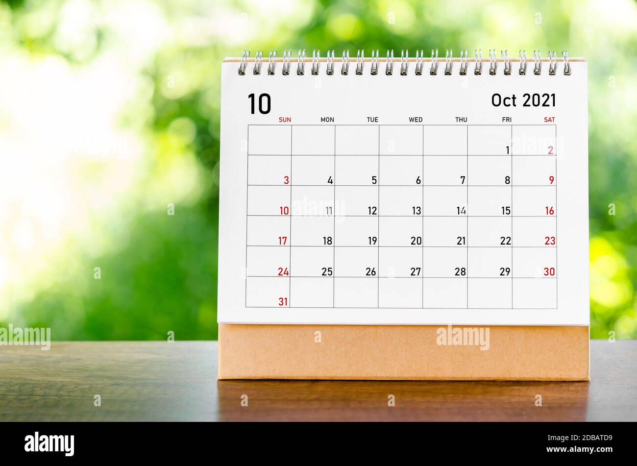 Octubre de 2021 Escritorio del calendario para el organizador para  planificar y recordar sobre mesa de madera sobre fondo de la naturaleza  Fotografía de stock - Alamy