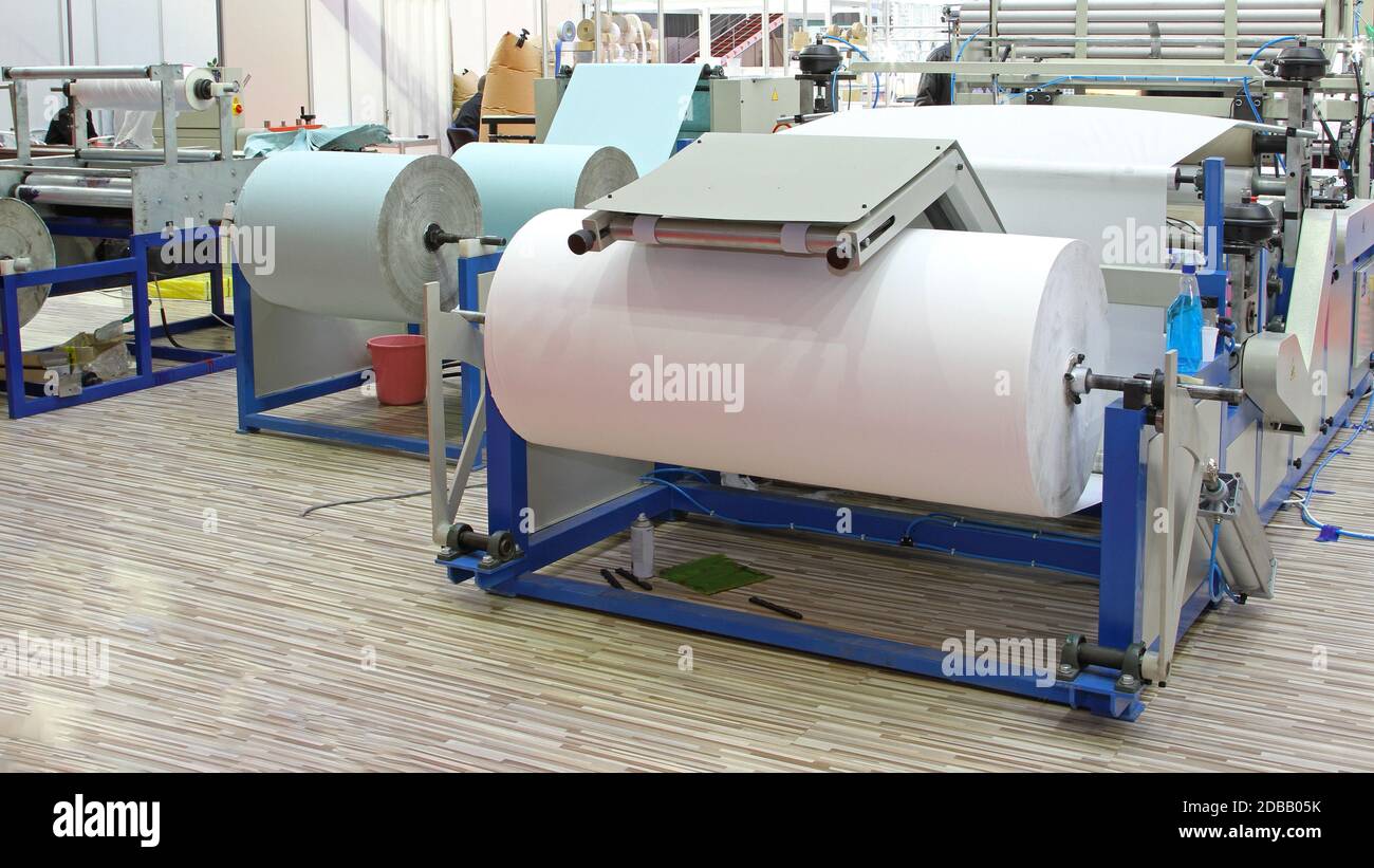 Papel higiénico de papel tisú y máquina de toallas de cocina en fábrica  Fotografía de stock - Alamy