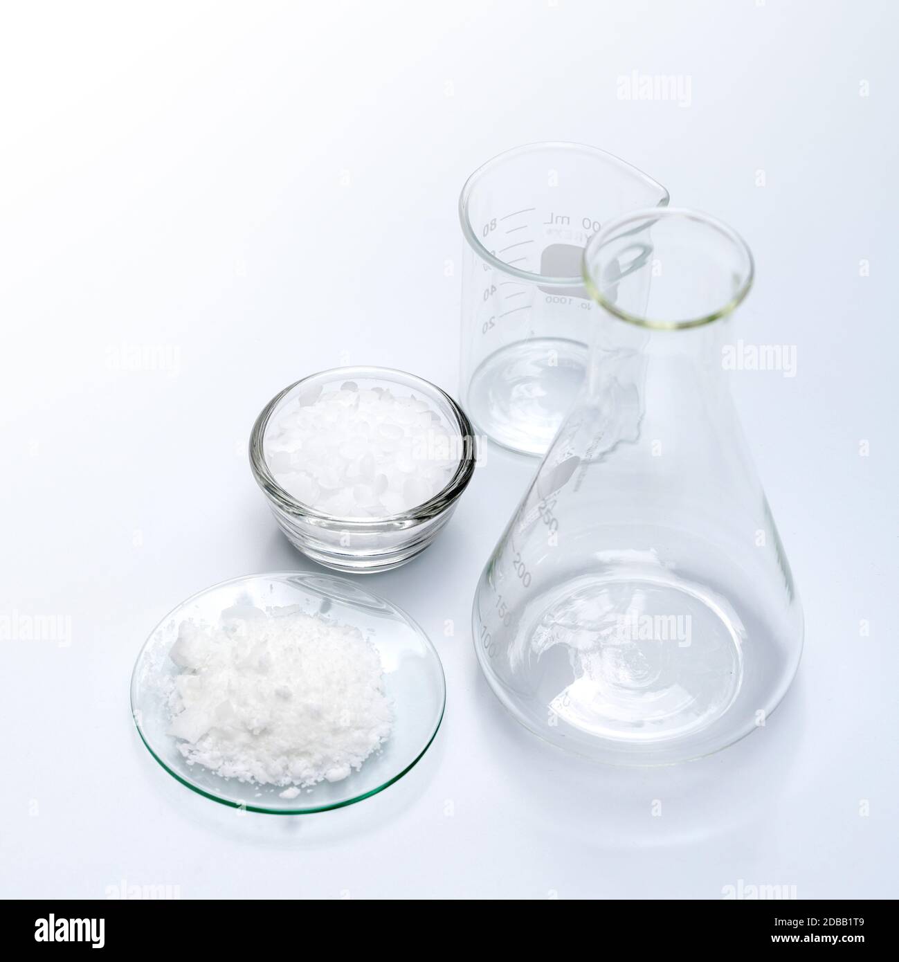 Ingredientes químicos cosméticos sobre mesa de laboratorio. Cera microcristalina, cloruro de potasio (KCl). Foto de stock