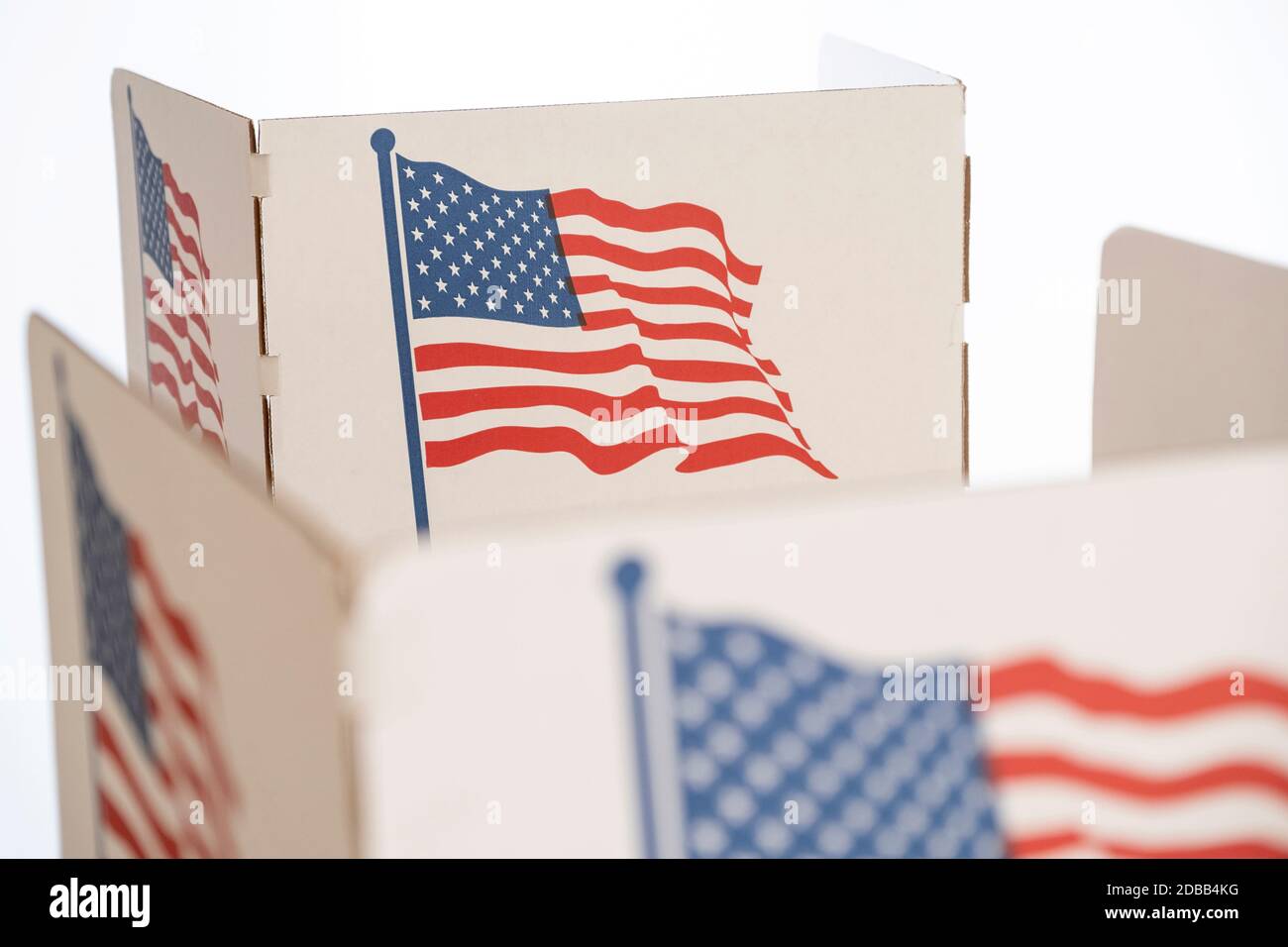 Cabina de votación con bandera estadounidense Foto de stock