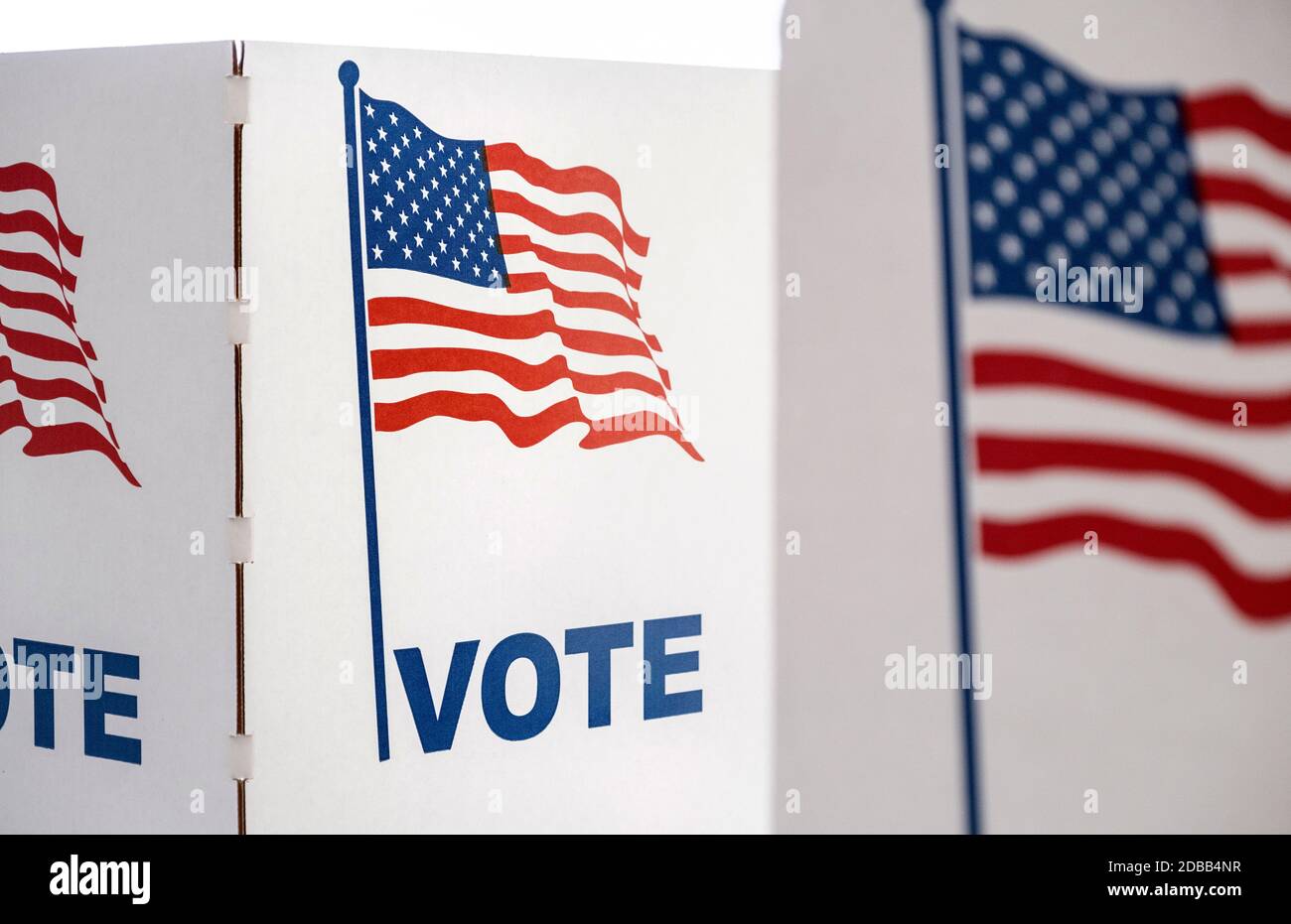 Cabina de votación con bandera estadounidense Foto de stock