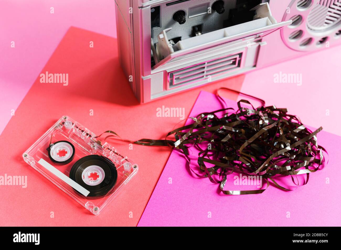 Cinta de audio y reproductor de cinta dañados Foto de stock