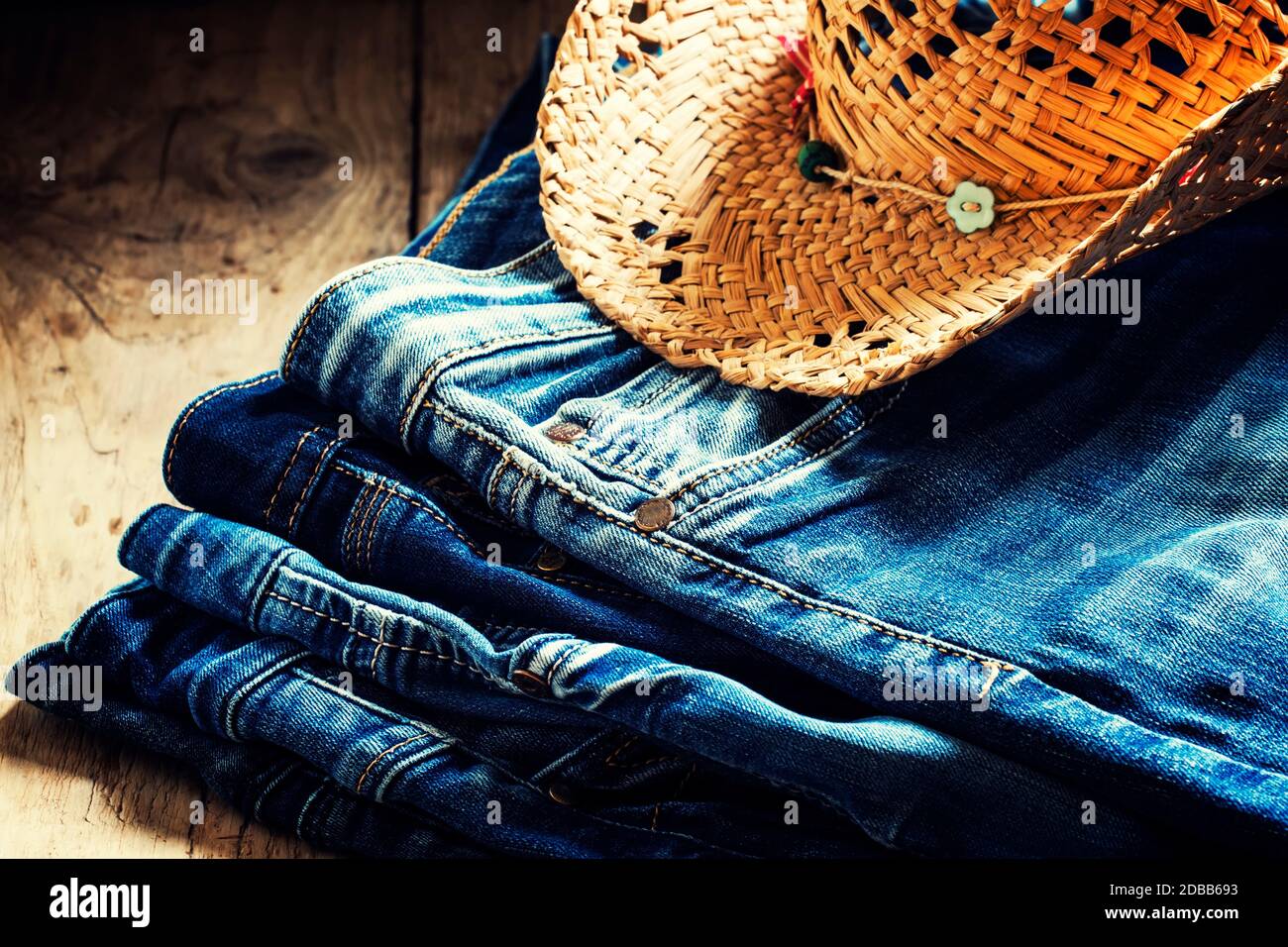Jeans, sombrero de paja, cinturón de cuero - ropa de mujer en estilo  campestre vaquero, enfoque selectivo Fotografía de stock - Alamy