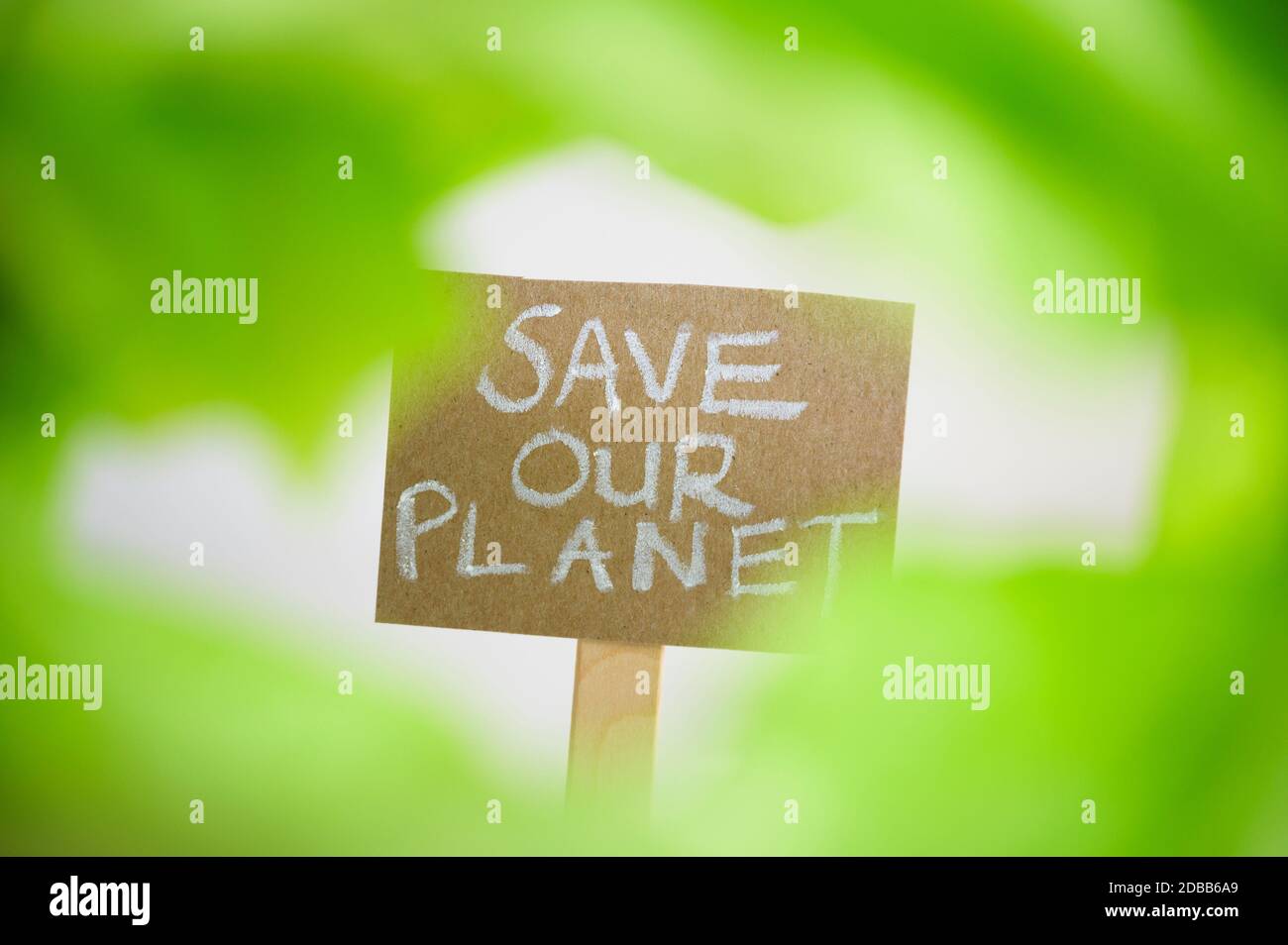 Lectura de cartel salvar nuestro planeta Foto de stock