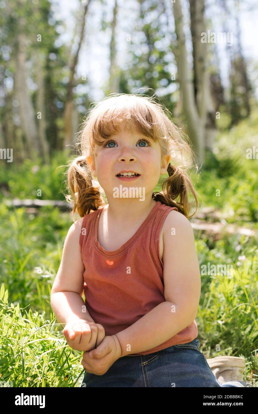 Estados Unidos, Utah, Parque Nacional Uinta, Retrato de niña (2-3) en el bosque Foto de stock