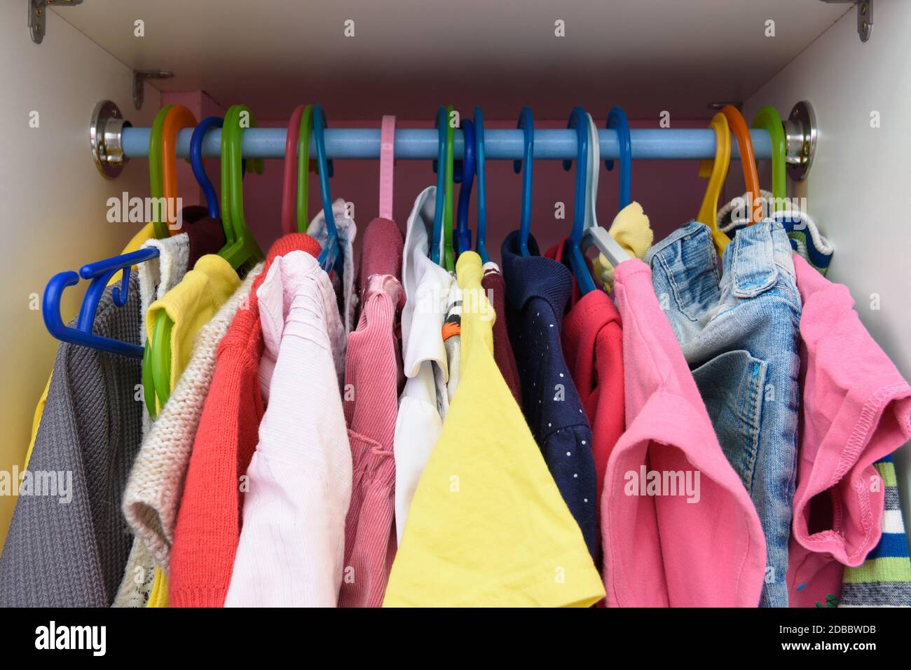 Perchas con ropa de bebé en el armario Fotografía de stock - Alamy