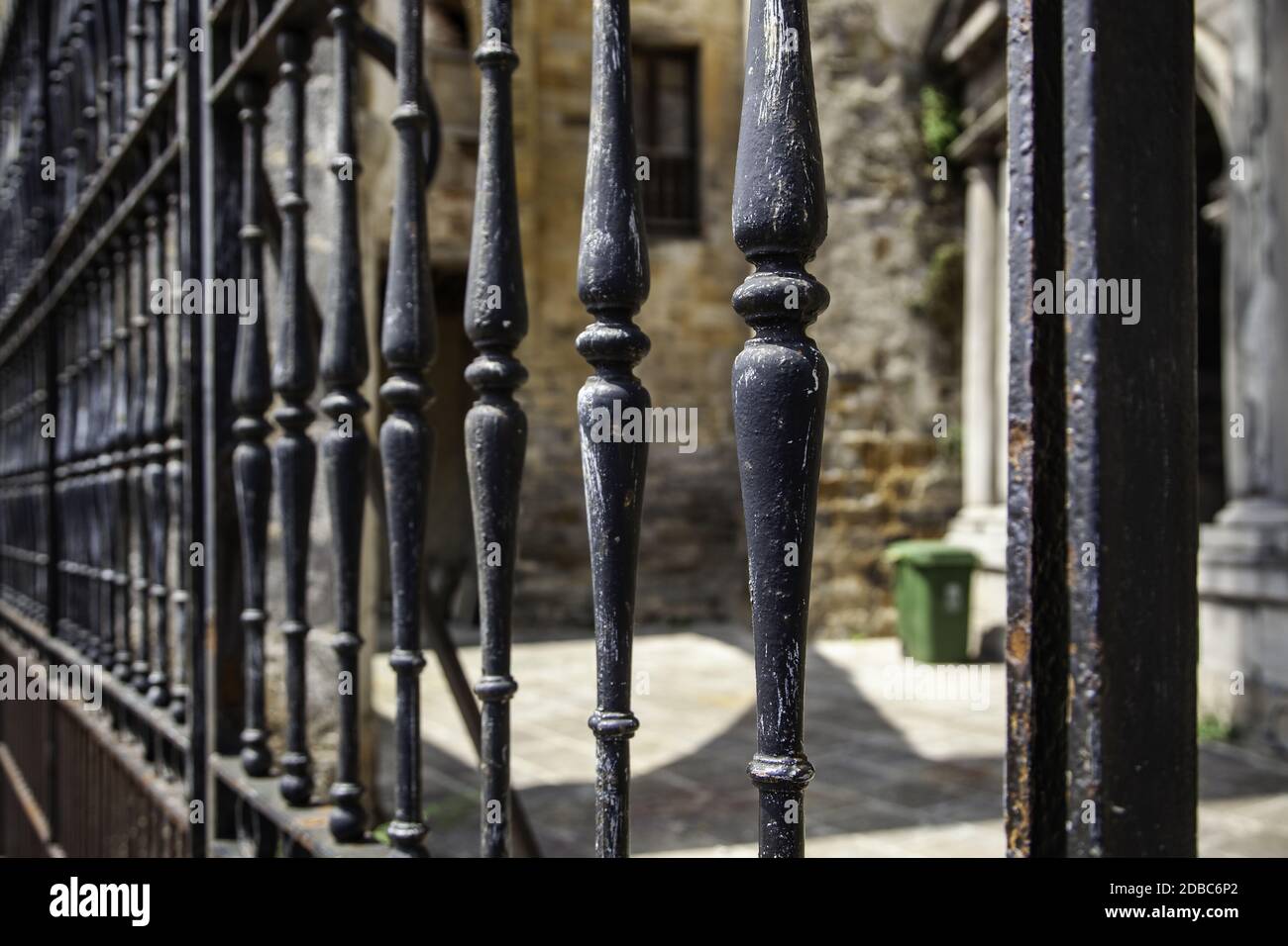 Valla de hierro forjado de metal antiguo, seguridad y protección Fotografía  de stock - Alamy