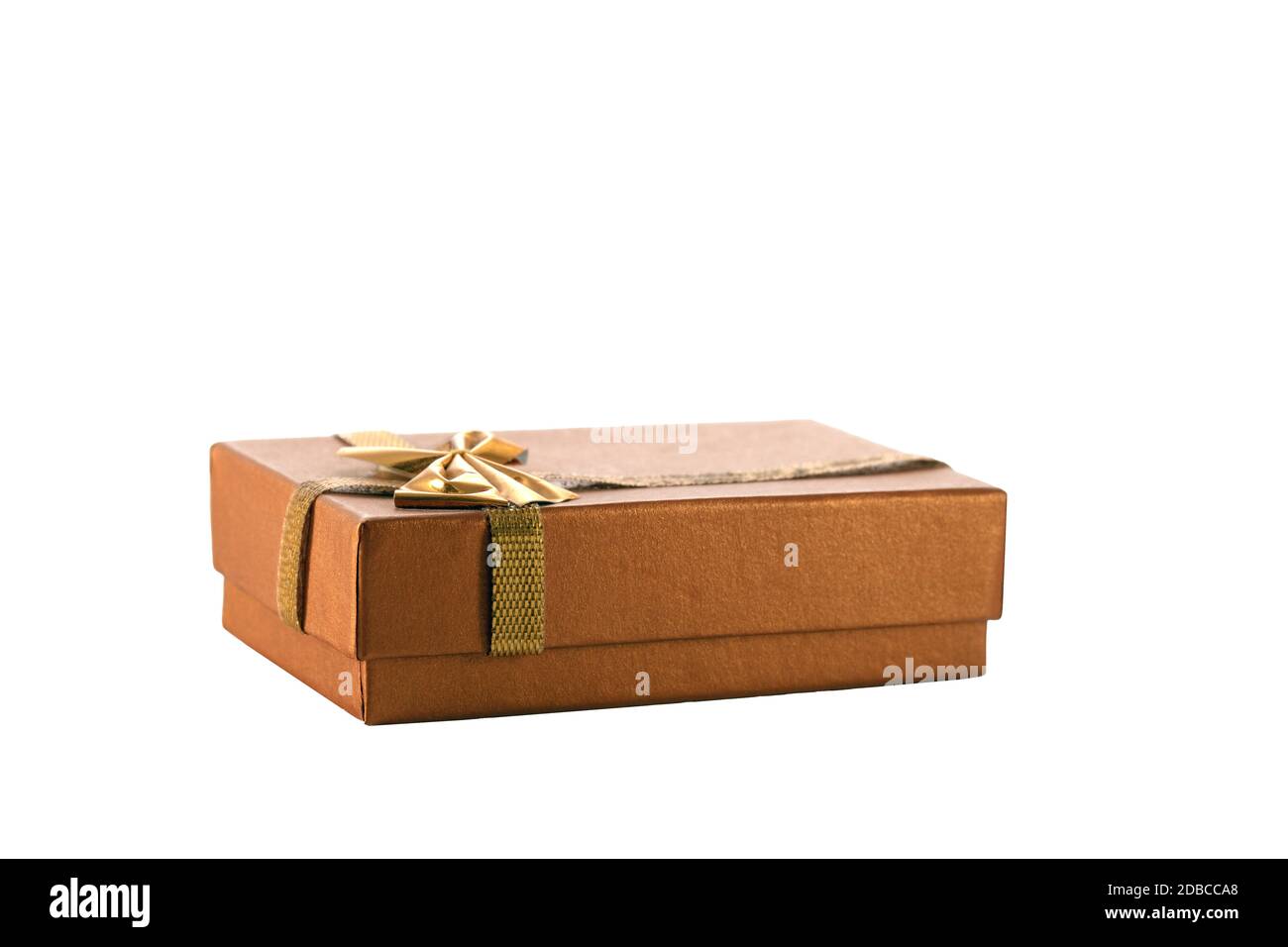 caja de regalo rectangular cerrada para joyas aisladas sobre fondo blanco.  Boda, concepto romántico. Joyería Fotografía de stock - Alamy