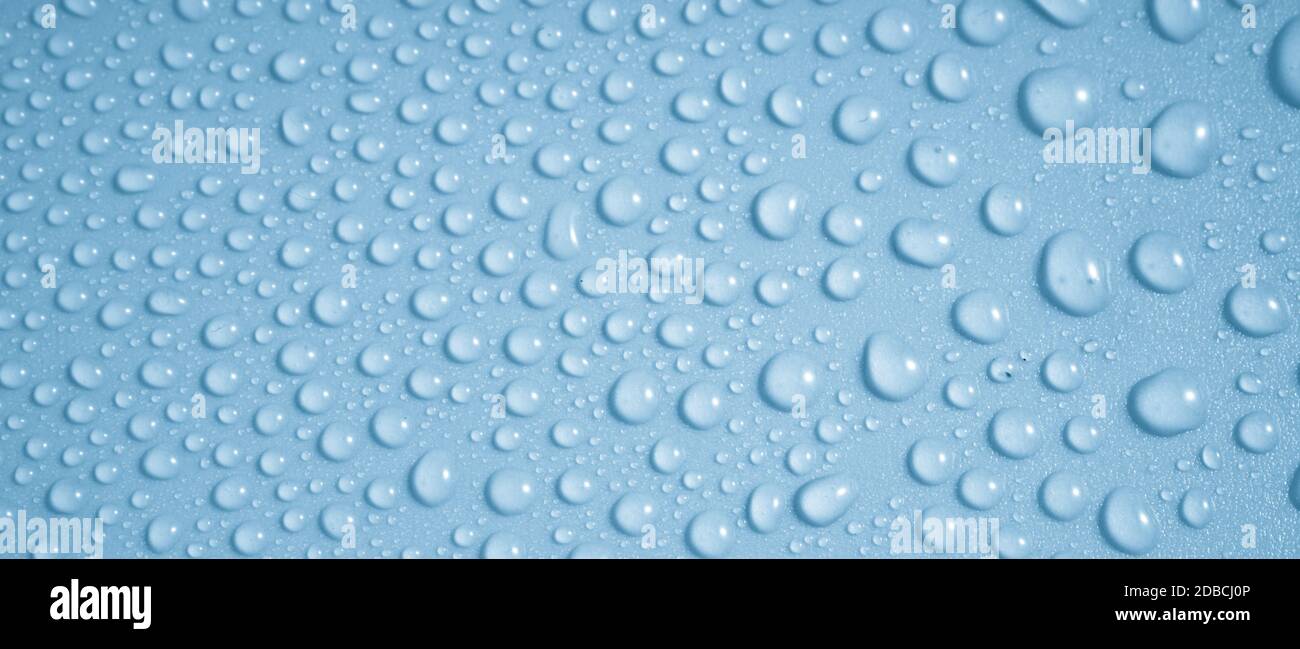 Gotas de agua sobre fondo azul. Foto de stock