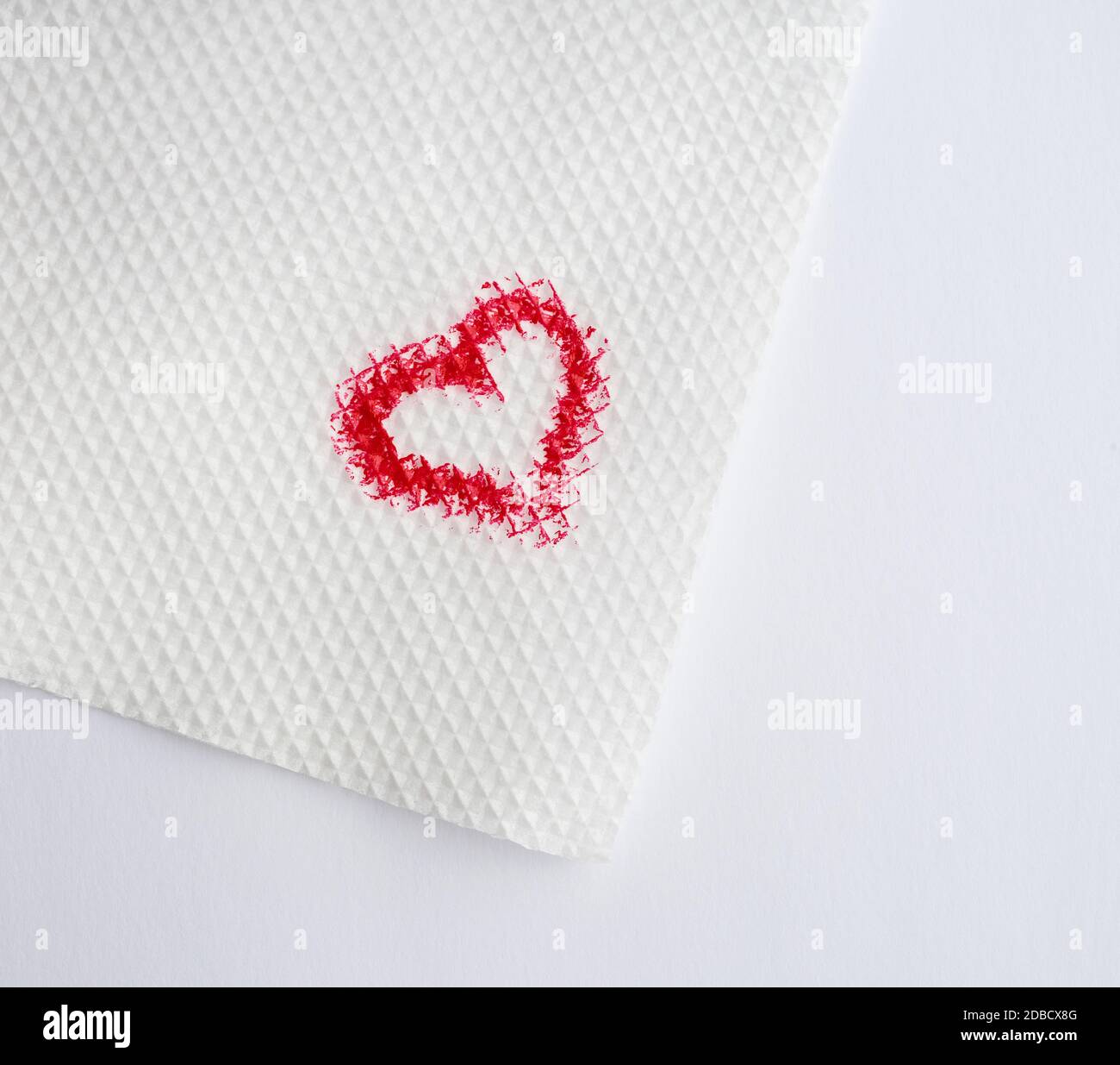 corazón pintado con lápiz de labios rojo en una servilleta de papel blanco,  de cerca Fotografía de stock - Alamy