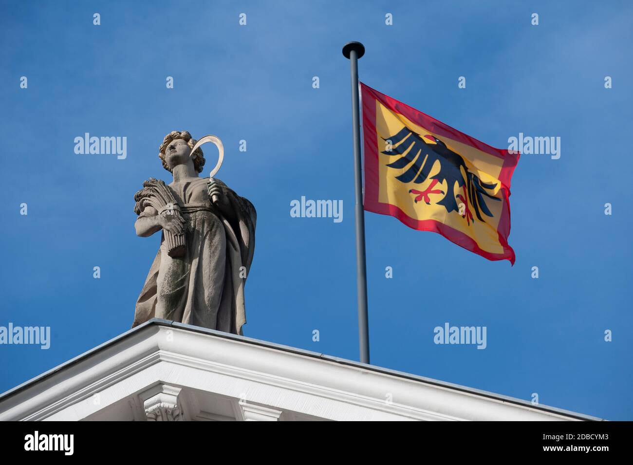 Banderas ondeando sobre la residencia Schloss Bellevue del Presidente de la República Federal de Alemania, Berlín. Foto de stock
