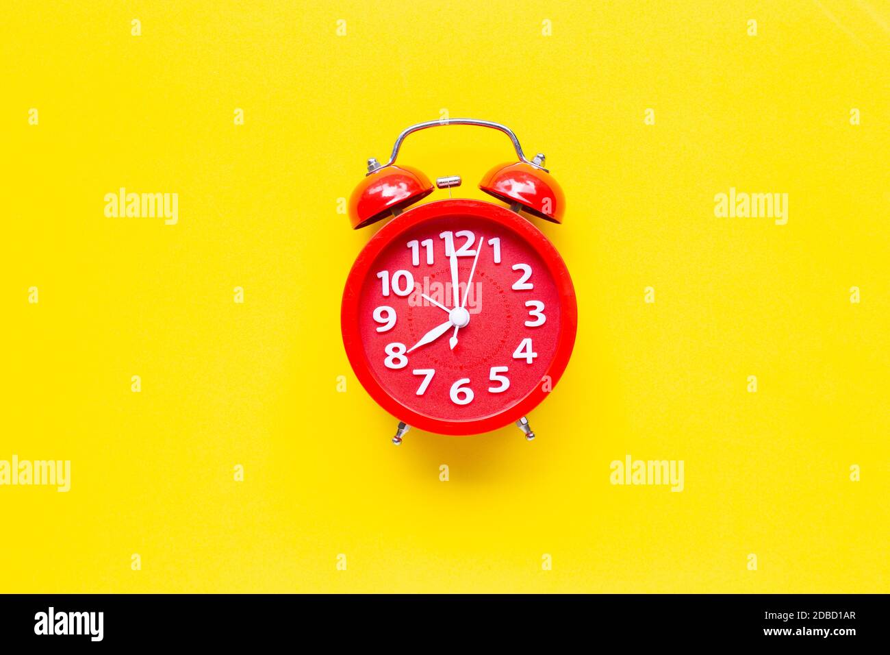Anillo despertador rojo sobre fondo amarillo. Vista superior Fotografía de  stock - Alamy