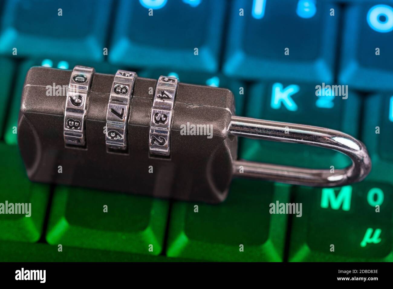 Un candado en un teclado - símbolo foto - guardar Foto de stock