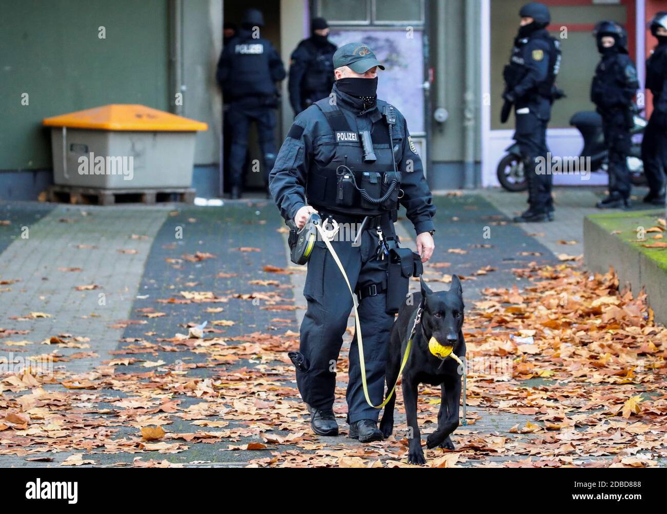 Oficiales de policía alemanes aseguran el área durante las redadas en  Berlín, después de que los ladrones agarraron joyas de valor incalculable  del histórico Museo de la bóveda Verde (Gruenes Gewoelbe) en
