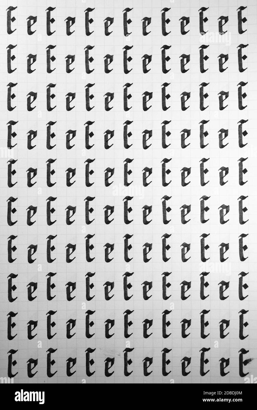 La escritura símbolo blanco y negro patrón de llenado. Letra de caligrafía e habilidades de aprendizaje página de papel. Cartas de caligrafía e fondo. Rotulación en prácticas Foto de stock