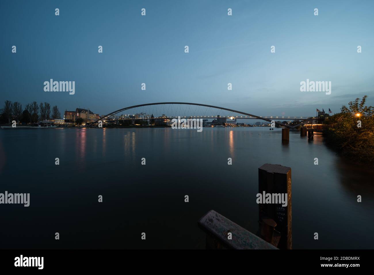 puente entre alemania y francia por la noche, es el puente de tres países cerca de weil en el rin. Foto de stock