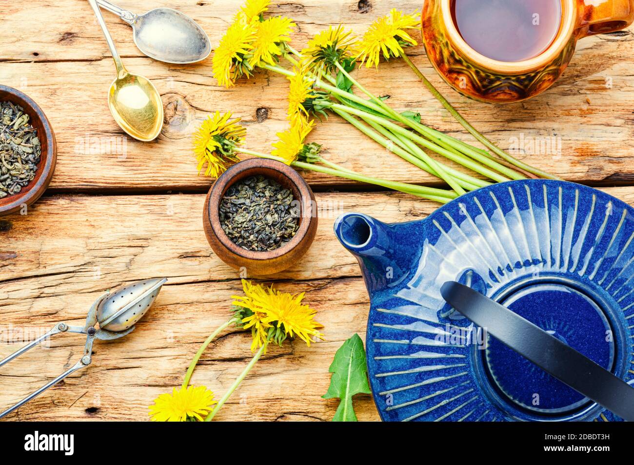 Té de hierbas aromático de dandelions floridos.té de la flor Foto de stock