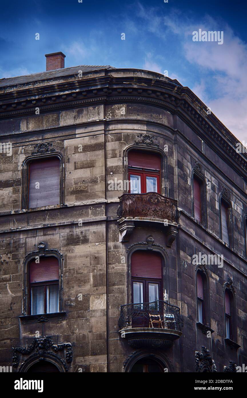Hermoso edificio residencial antiguo en Budapest, Hungría, en un hermoso día con un cielo azul claro. Foto de stock