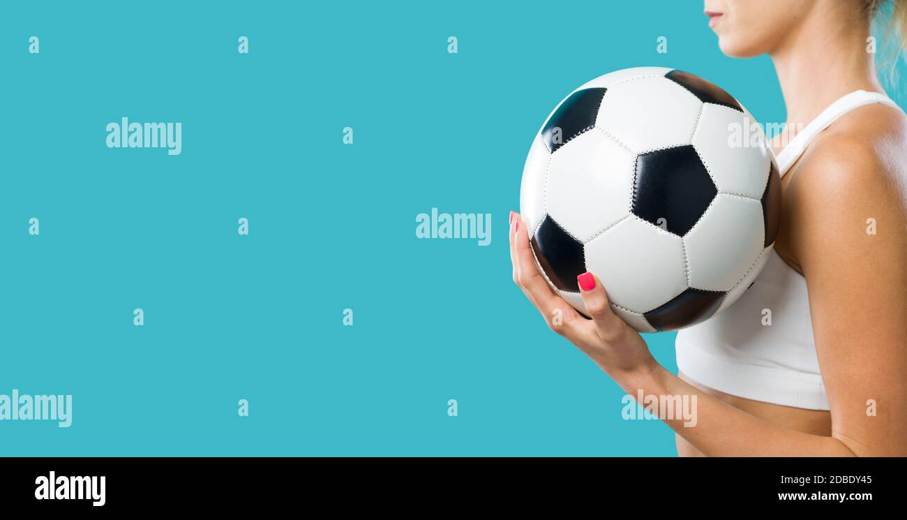 Chica deportiva con un balón de fútbol, mujer y concepto deportivo Foto de stock