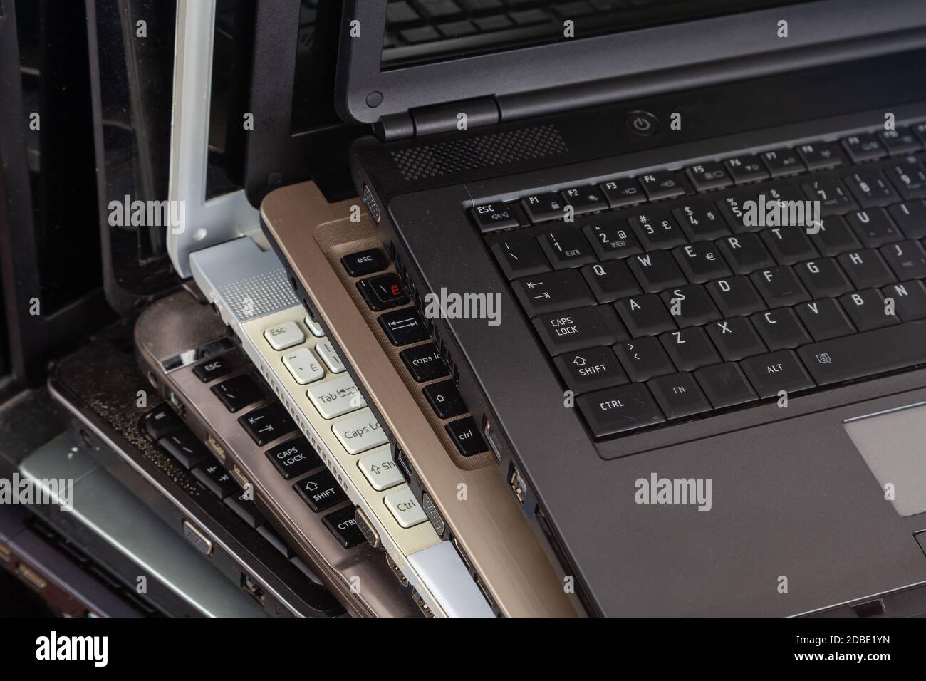 Pila de portátiles usados en diferentes colores y modelos. Tha cuadernos  para reparación y servicio Fotografía de stock - Alamy