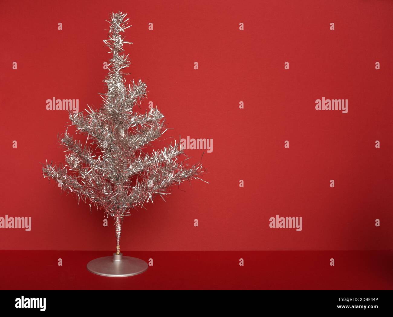 árbol de Navidad de plata de la década de 1970 retro Foto de stock