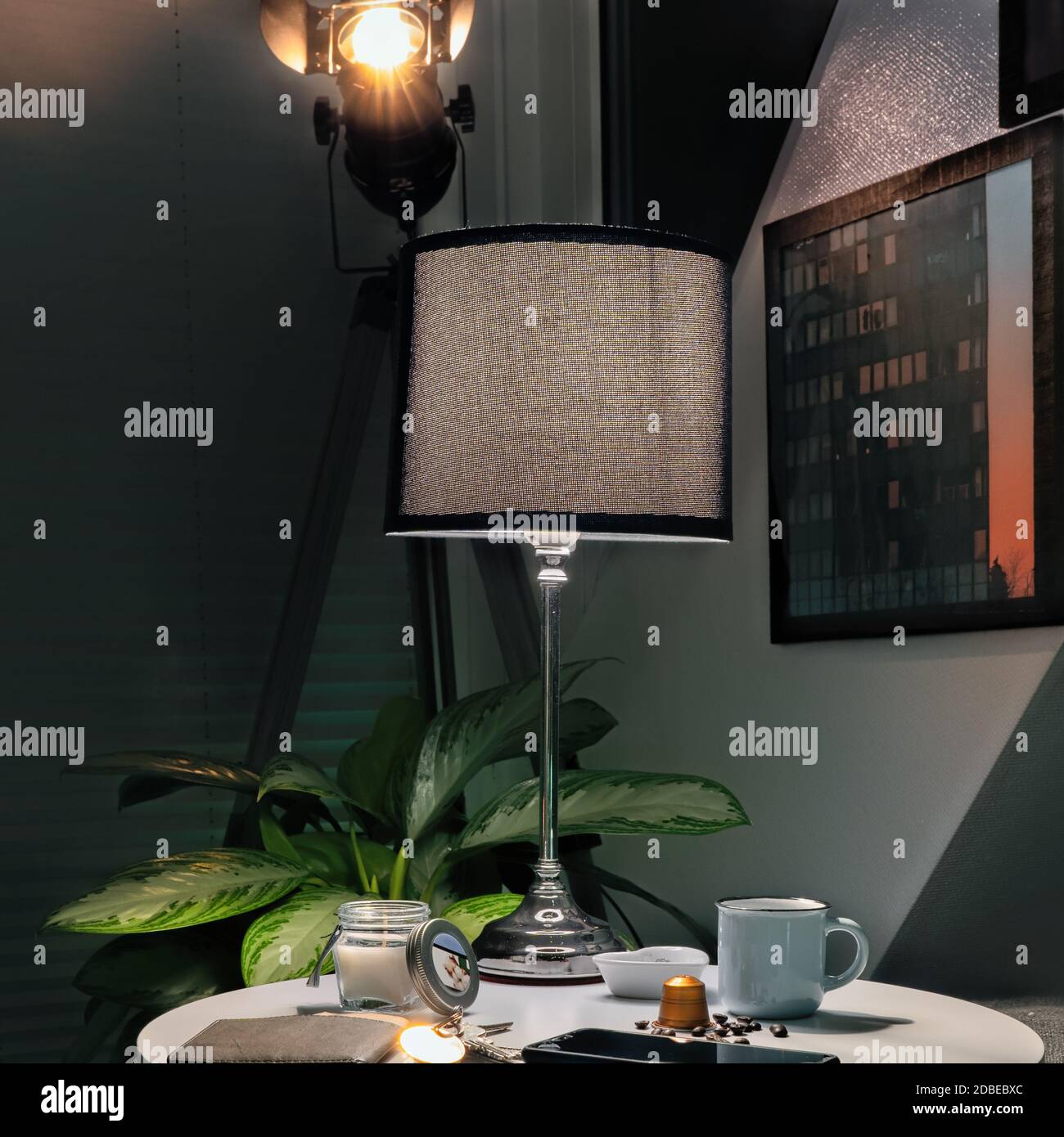 Lámpara de paraguas en un pequeño escritorio con accesorios Fotografía de  stock - Alamy