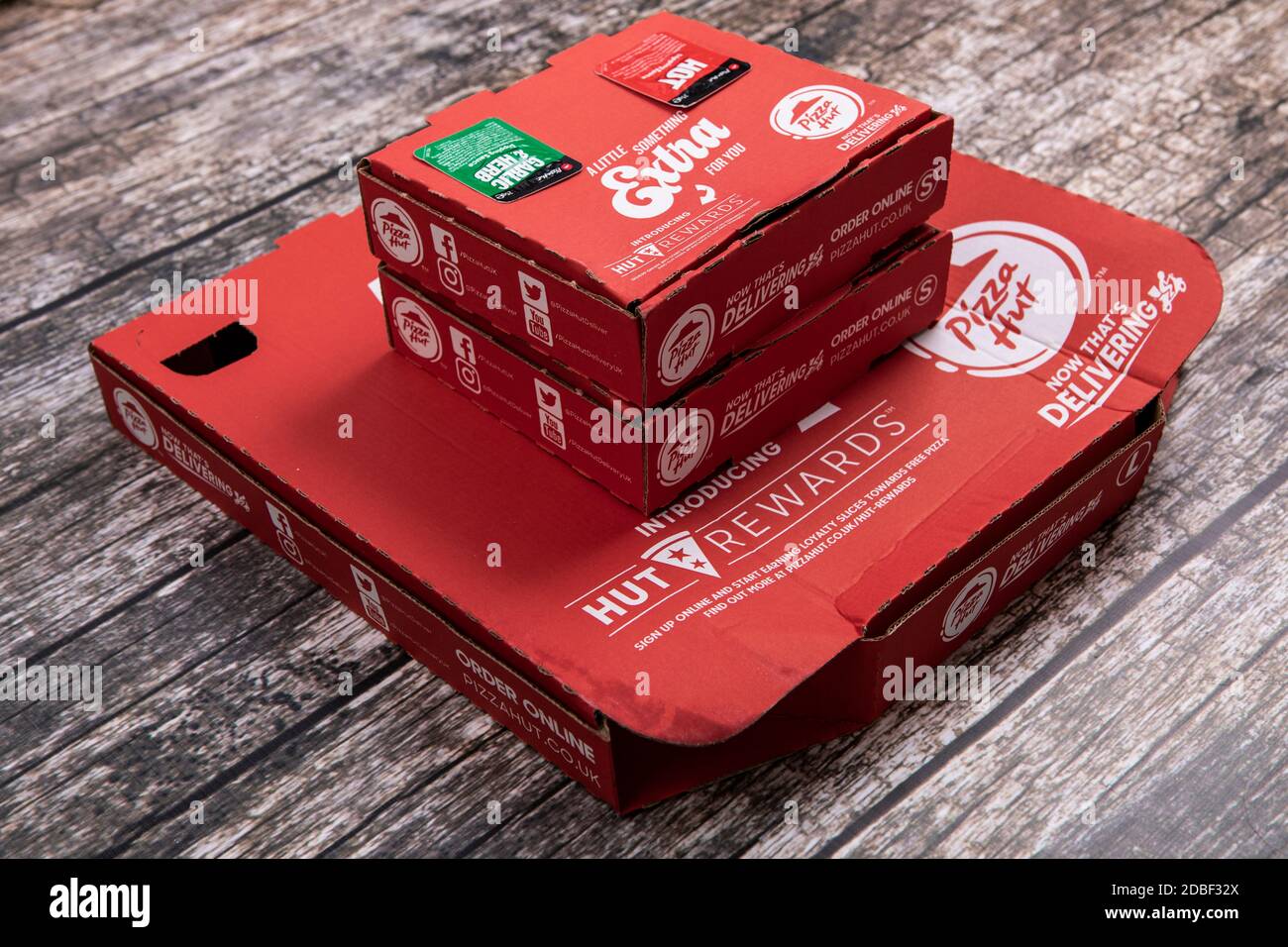 Fotografía de la pizza en la caja de Pizza Hut con guarniciones Fotografía  de stock - Alamy