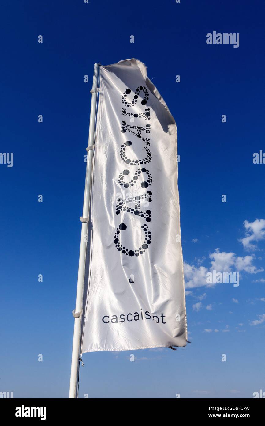 Una bandera municipal de Cascais firma el logotipo de Marca del gobierno local A lo largo del paseo marítimo en Cascais Portugal Foto de stock