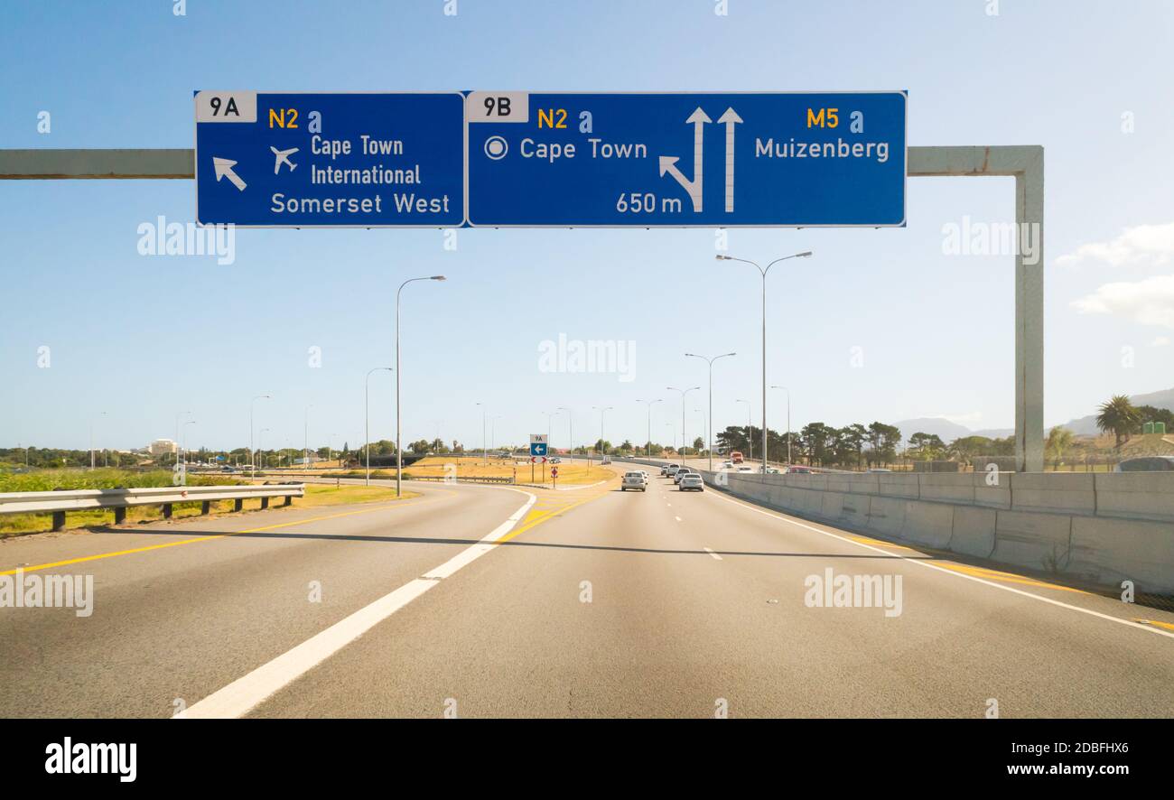señales de carretera azul arriba con indicaciones en una autopista o. Autopista al aeropuerto de Ciudad del Cabo y la ciudad a través de la N2 autopista Foto de stock