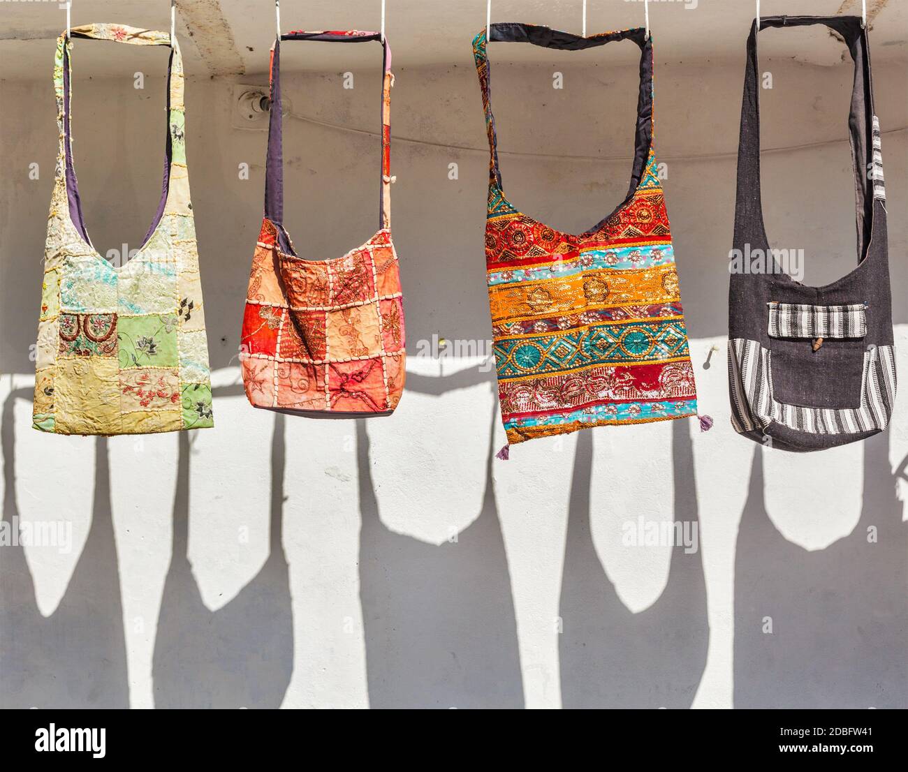 Bolsos hechos a mano en venta para los turistas en Udaipur, Rajasthan.  Udaipur es uno de los principales destinos turísticos Fotografía de stock -  Alamy