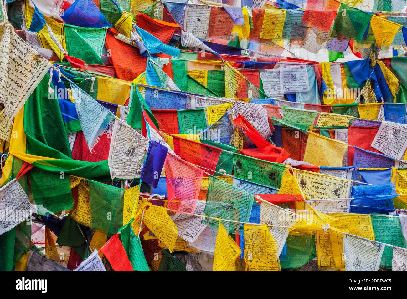 Banderas de Oración con mantra Om Mani Padme Hum I Himalayan Paradise