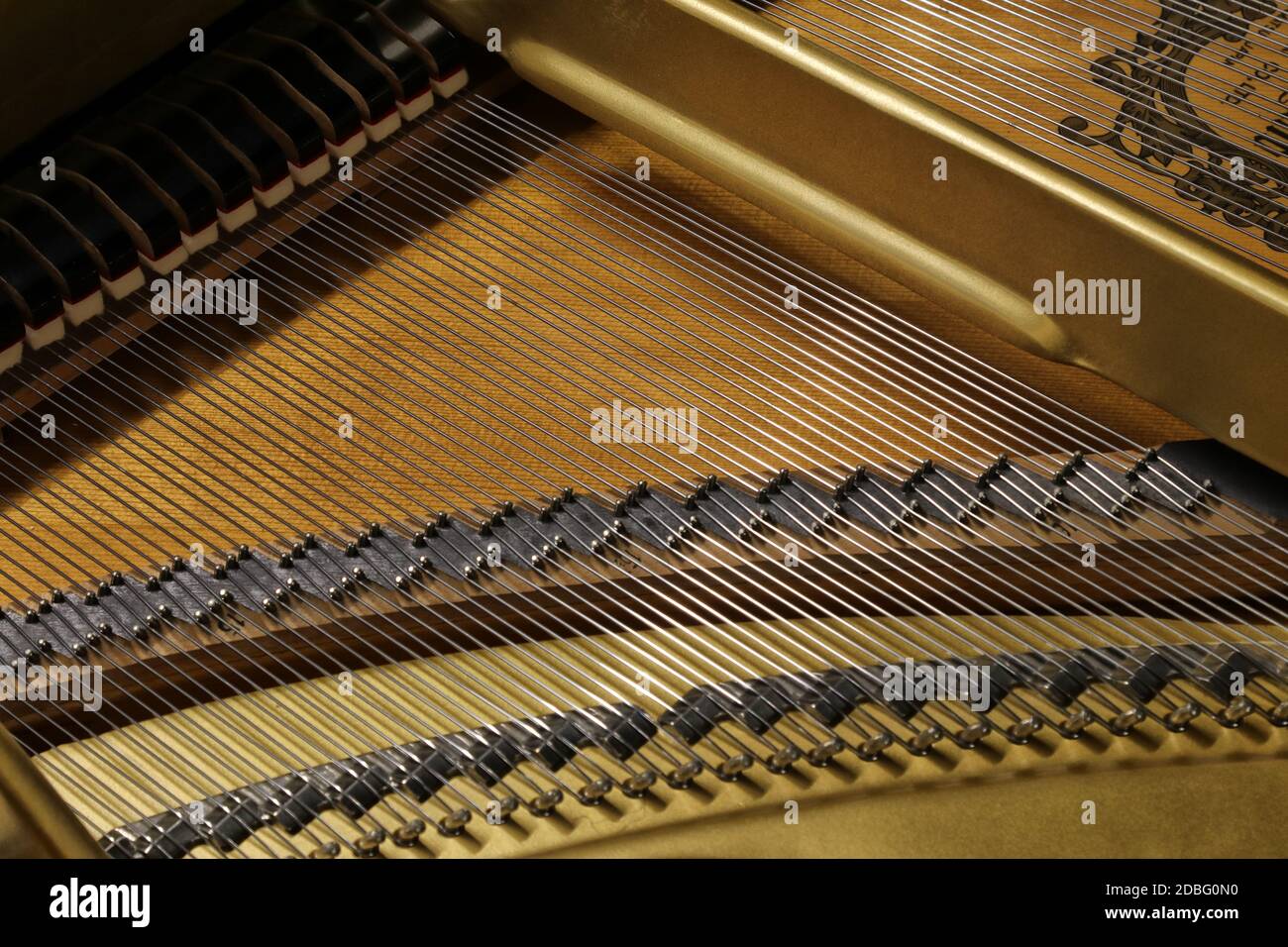Gran piano, detalle de la arquitectura interna y cuerdas musicales Foto de stock
