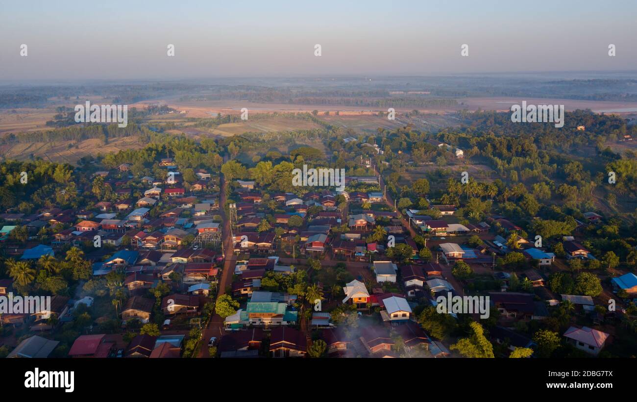 Tailandia - el pueblo local Isaan vista aérea techo de la casa de drone. Foto de stock