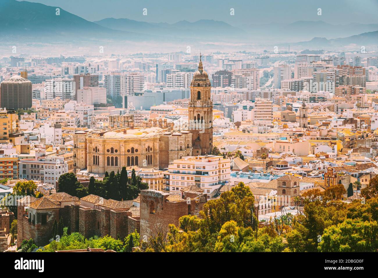 Málaga, España. Vista elevada del paisaje urbano. La Catedral de Málaga es una iglesia renacentista Foto de stock
