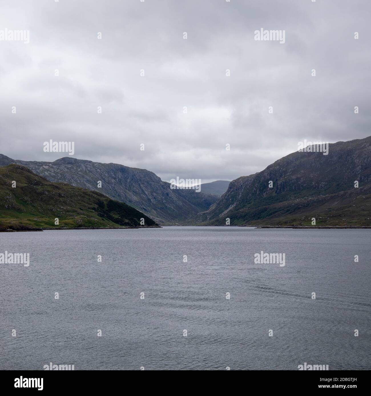 Un paisaje escocés sobre ver montañas superpuestas Foto de stock