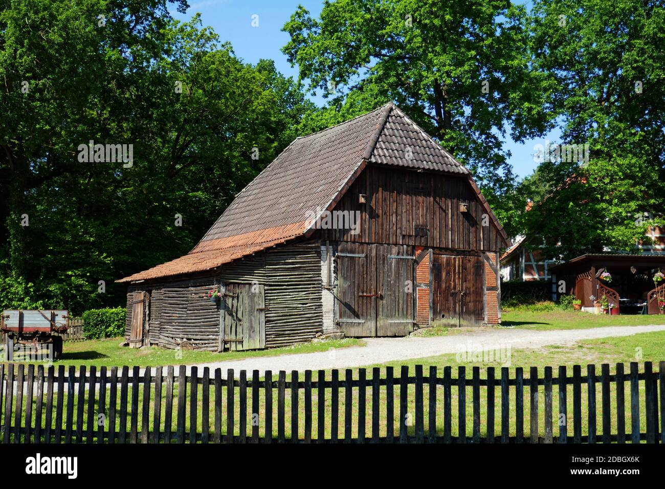 Antiguo granero en Eyendorf en el LÃ¼neburg Heath Foto de stock