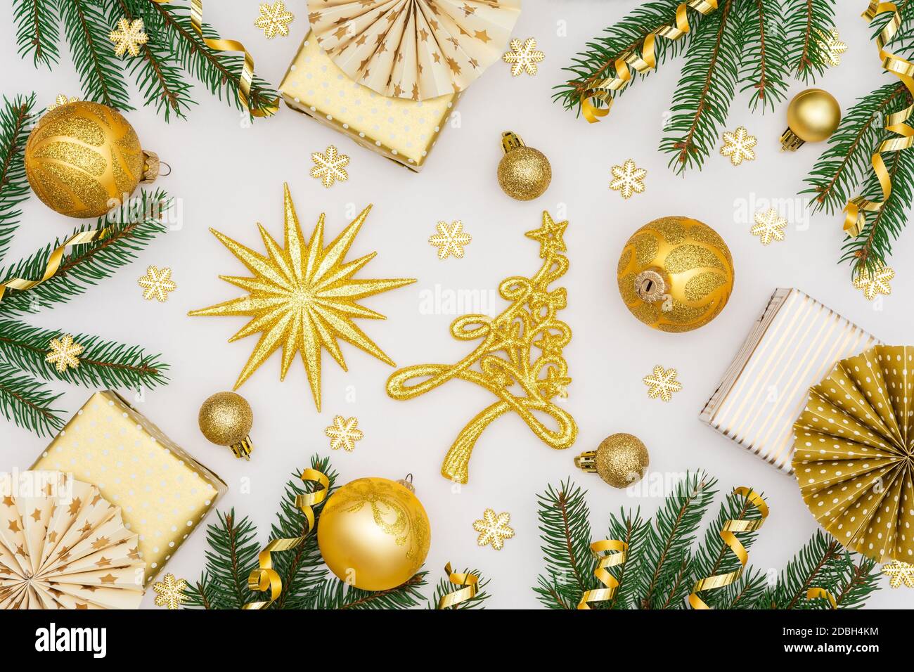 Fondo festivo con decoración de oro, cajas de regalo con confitería  serpentina de oro brillante y papel adornos de árbol de Navidad, brillantes  copos de nieve Fotografía de stock - Alamy