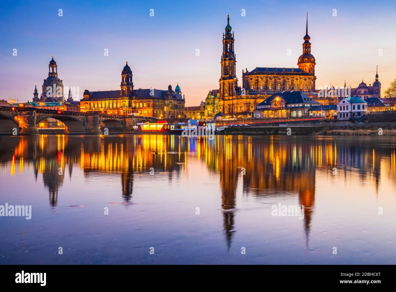 Dresden, Alemania. Catedral de la Santa Trinidad o Hofkirche, Bruehl's Terrace. Crepúsculo del atardecer sobre el río Elba, en el Estado federado de Sajonia. Foto de stock