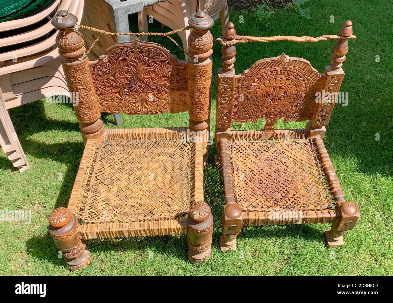 Antiguas sillas de madera tradicionales hechas a mano del norte de  Pakistán. Artesanía de madera y cuero Fotografía de stock - Alamy