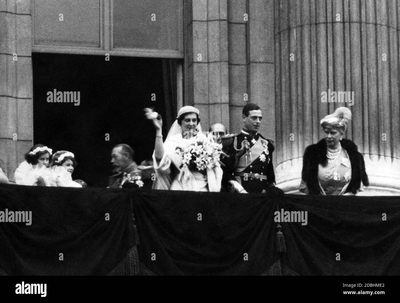 De izquierda a derecha: Mary Cambridge, Princess Elizabeth, King George V, Marina, Duquesa de Kent y su esposo George, el primer Duque de Kent, y Queen Mother Mary en el balcón del Palacio de Buckingham. Foto de stock