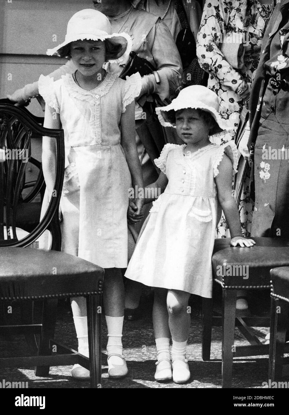 Elizabeth II y su hermana Margaret Rose (derecha) como espectadores durante la inspección del Yeomen of the Kings Bodyguard por el príncipe Arturo de Connaught en el Palacio de San James, Londres. Foto de stock