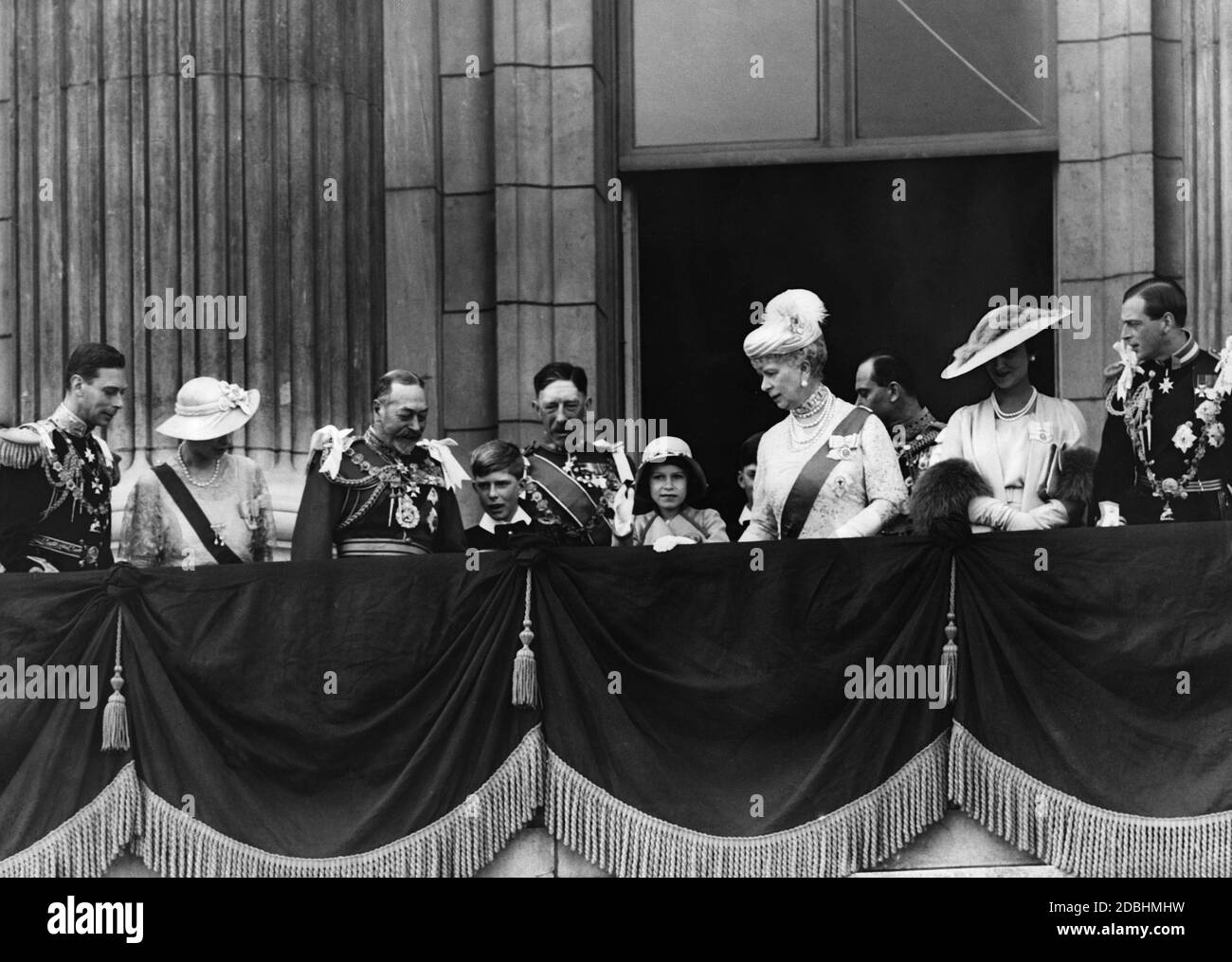 De izquierda a derecha: Duke of York, Royal Princess Mary, King George V, Gerald Lascelles, Princess Elizabeth, Queen Mother Mary y Duchess Marina con Duke George Edward de Kent en el balcón del Palacio de Buckingham. Foto sin fecha, c. 1935. Foto de stock