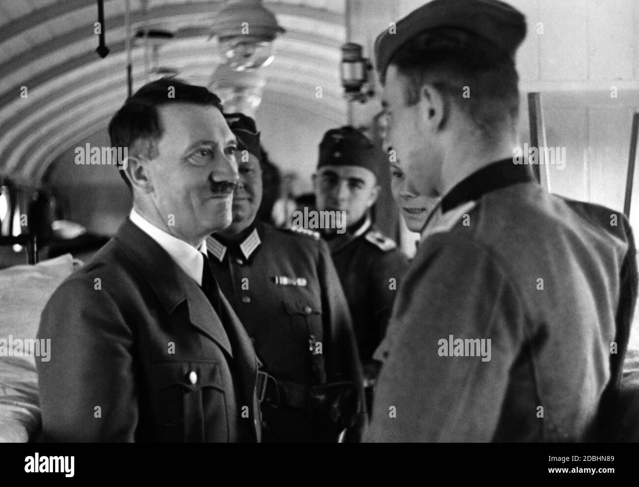 Hitler visita un transporte de heridos. Foto de stock