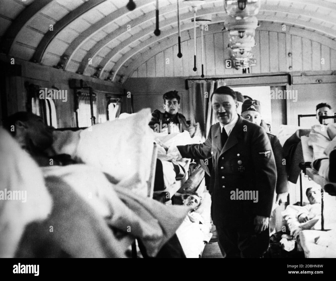 Adolf Hitler visita un transporte de heridos. Foto de stock