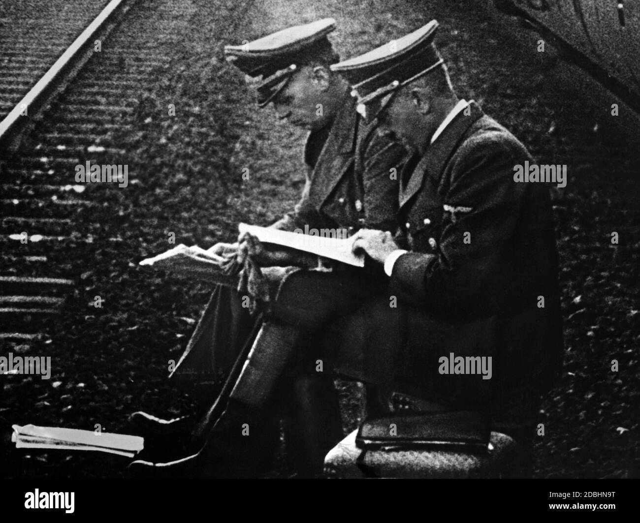'Adolf Hitler con Joachim von Ribbentrop durante la campaña polaca. (Filmstill del documental de la Luftwaffe ''Bautismo de Fuego'', 1939).' Foto de stock