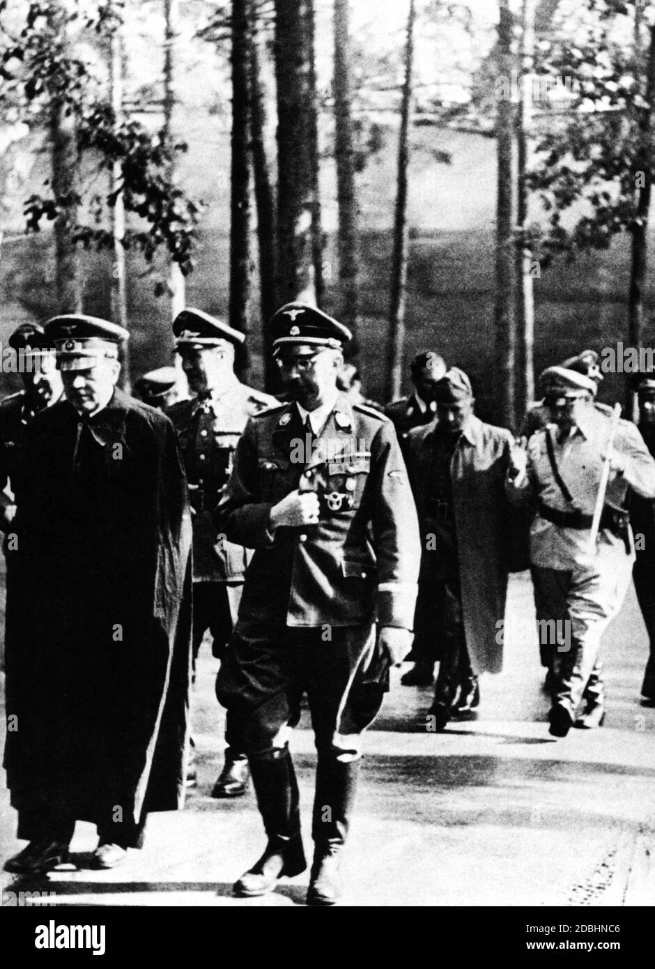 Adolf Hitler con Heinrich Himmler, en el fondo Benito Mussolini con Hermann Goering. Mussolini llegó al Wolfsschanze el día del intento de asesinato. Su visita hizo difícil para Stauffenberg llevar a cabo el intento de asesinato, porque el horario diario se cambió, dejando menos tiempo para la ejecución. Foto de stock