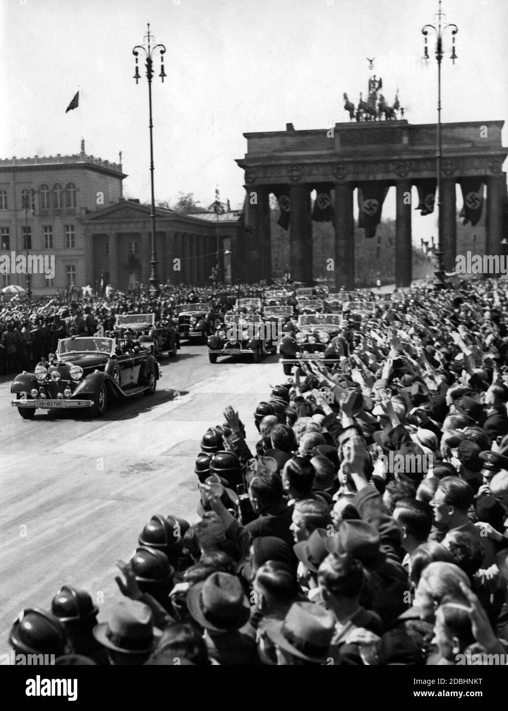 Adolf Hitler y su entorno en camino al Lustgarten el día Nacional del Trabajo. Foto de stock