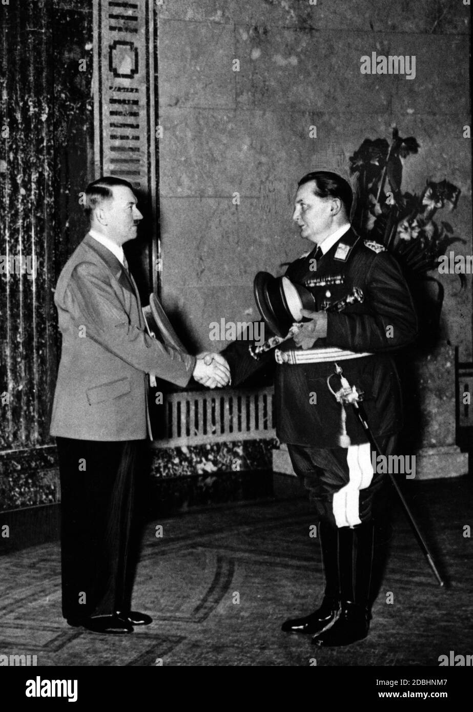 Adolf Hitler es bienvenido por el Mariscal de campo Goering. Foto de stock