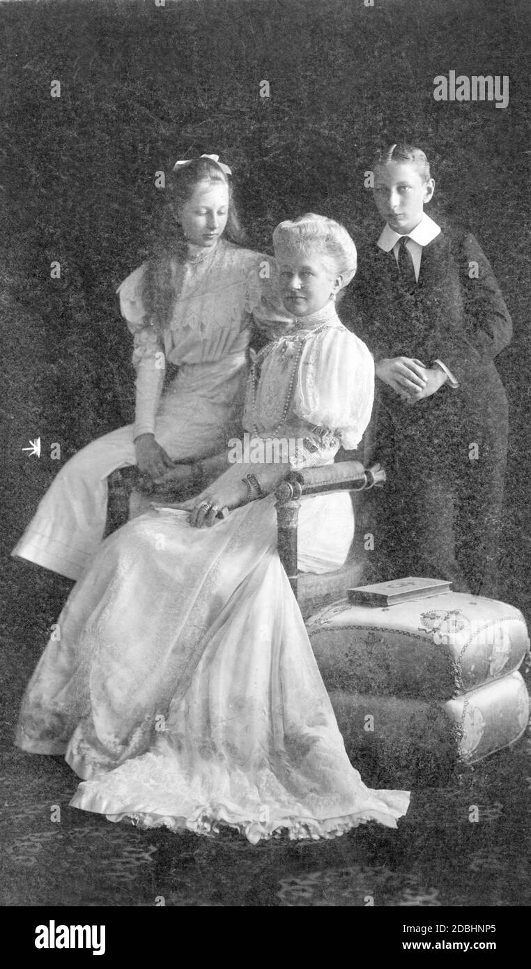 El retrato muestra a la emperatriz Augusta Victoria con su hija Victoria Louise de Prusia y su hijo menor, Joachim de Prusia. Foto sin fecha, tomada alrededor de 1905. Foto de stock